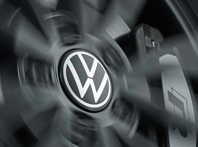 Dynamische Nabenkappen mit neuem Volkswagen Logo 000071213D NEU